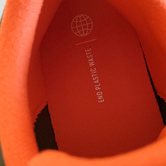 NWOB Women's Adidas EQ21 Run 2.0J size 6 - Picture 13 of 17